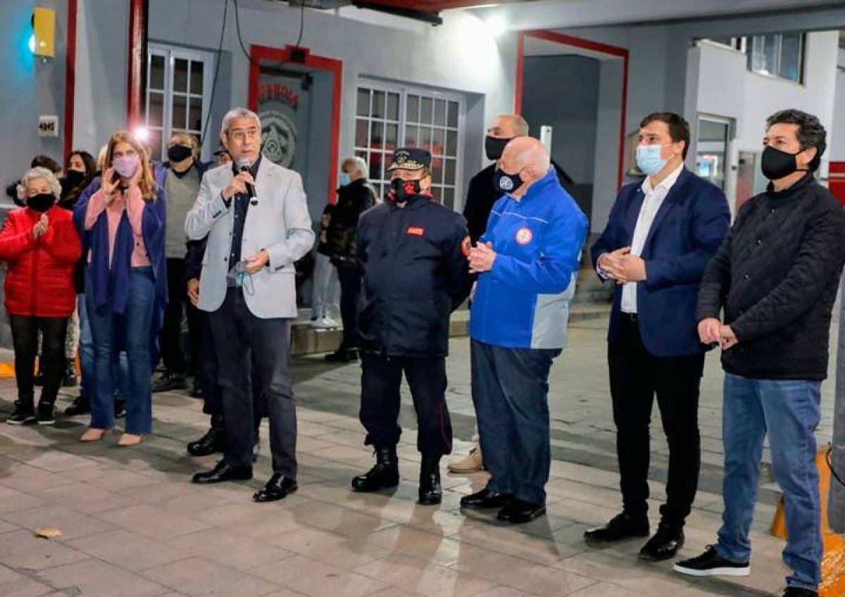 @jorgeferraresi) Acompañamos al intendente de #Avellaneda @AleChornobroff y la Jefa de Gabinete @magdysierra en inauguración del anexo del Cuartel de Bomberos de Villa Domínico.-