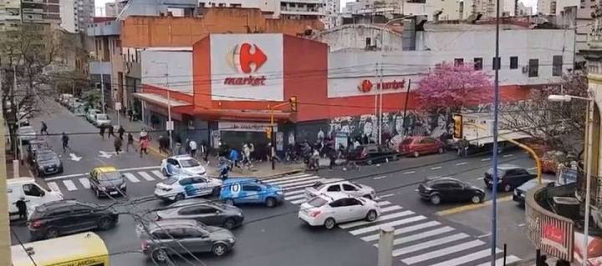 "NOTICIAS ARGENTINAS") Facciones de dos "barras" de Independiente a los tiros por el centro de Avellaneda.-