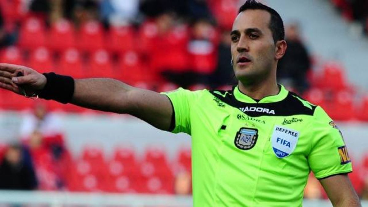 Árbitro Vs. Atlético Tucumán.