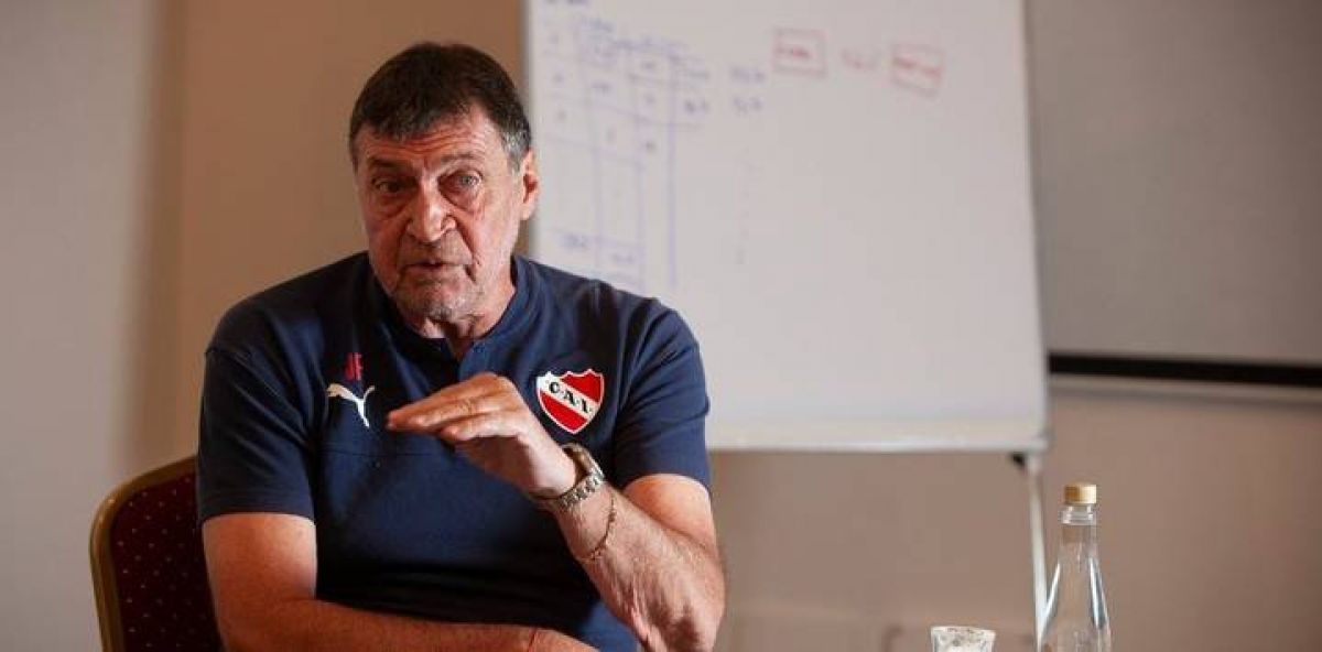 @GastonEdul Larga charla de JCF con el plantel de Independiente en Villa Domínico.